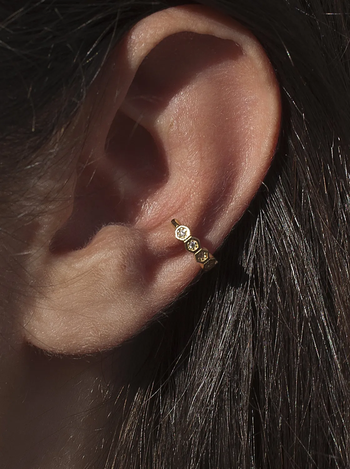 Ear Cuff | LINEARGENT Ear cuff de plata bañada en oro diseño hexagonal