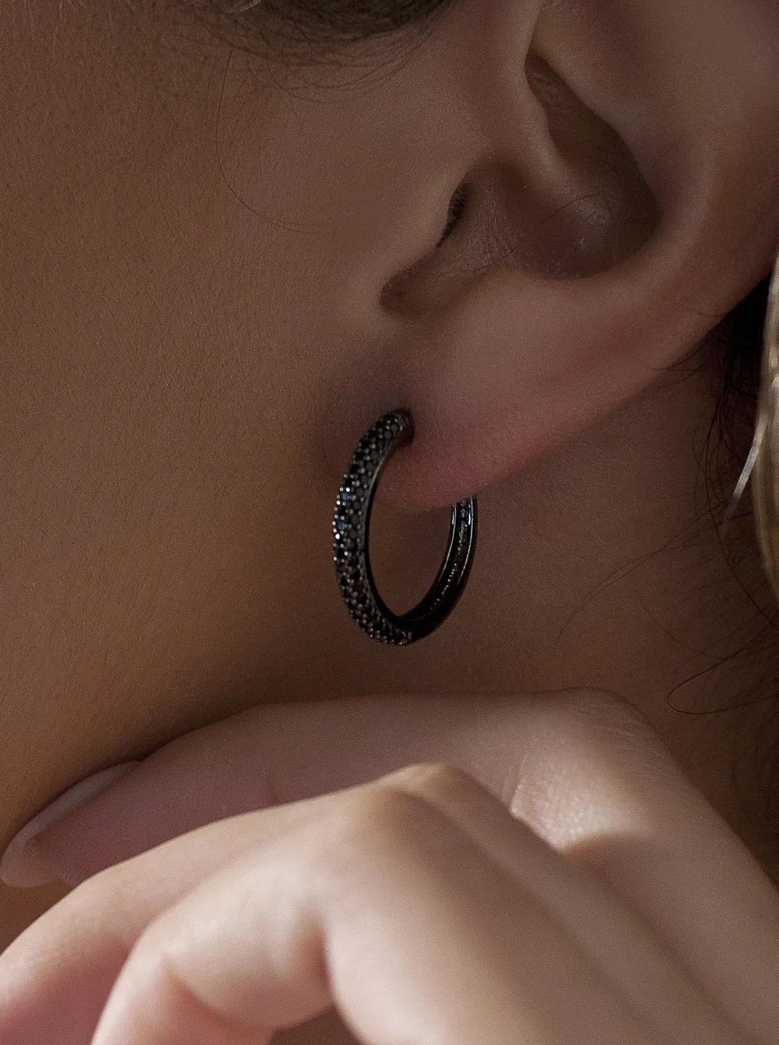 Pendientes Aro | LINEARGENT Pendientes aro baño rutenio circonitas negras modelo mediano