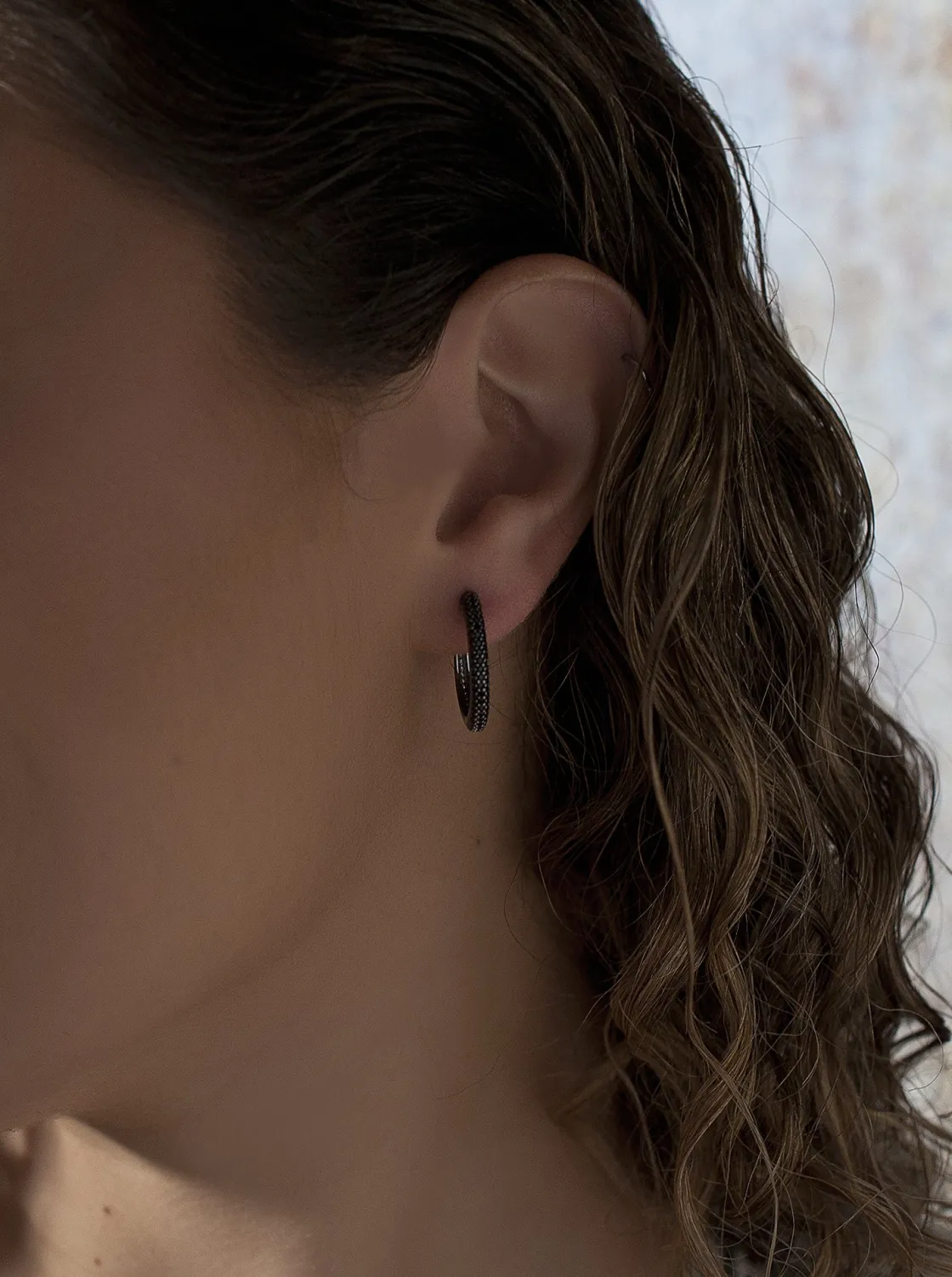 Pendientes Aro | LINEARGENT Pendientes aro baño rutenio circonitas negras modelo mediano