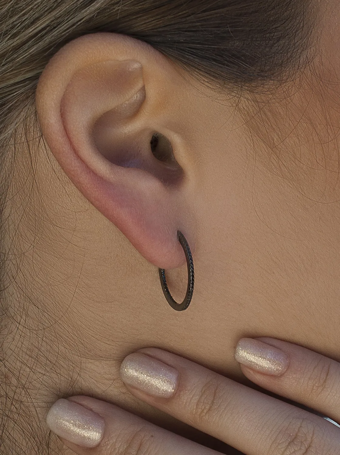 Pendientes Aro | LINEARGENT Pendientes aro baño rutenio con circonitas negras modelo mediano