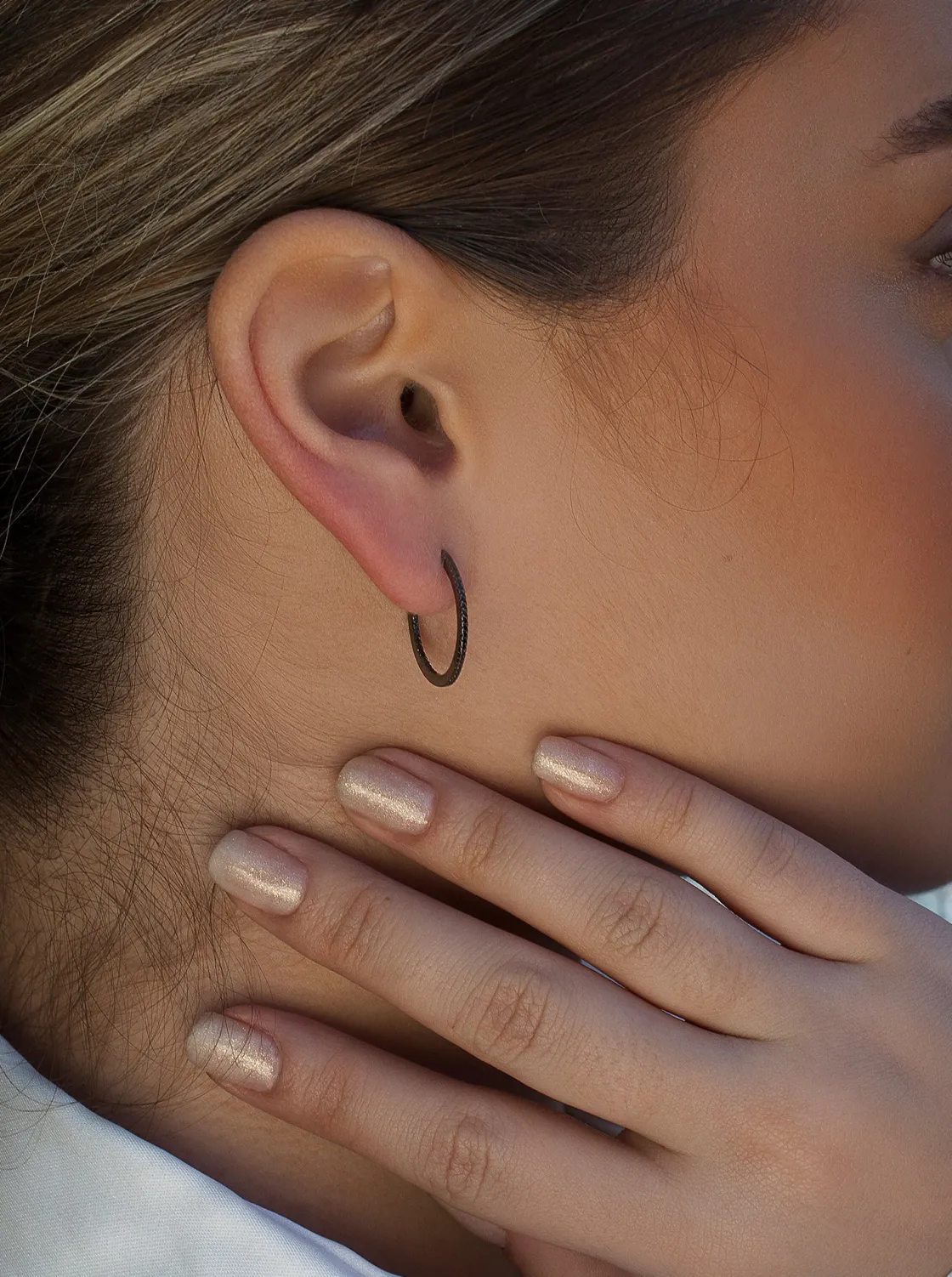 Pendientes Aro | LINEARGENT Pendientes aro baño rutenio con circonitas negras modelo mediano