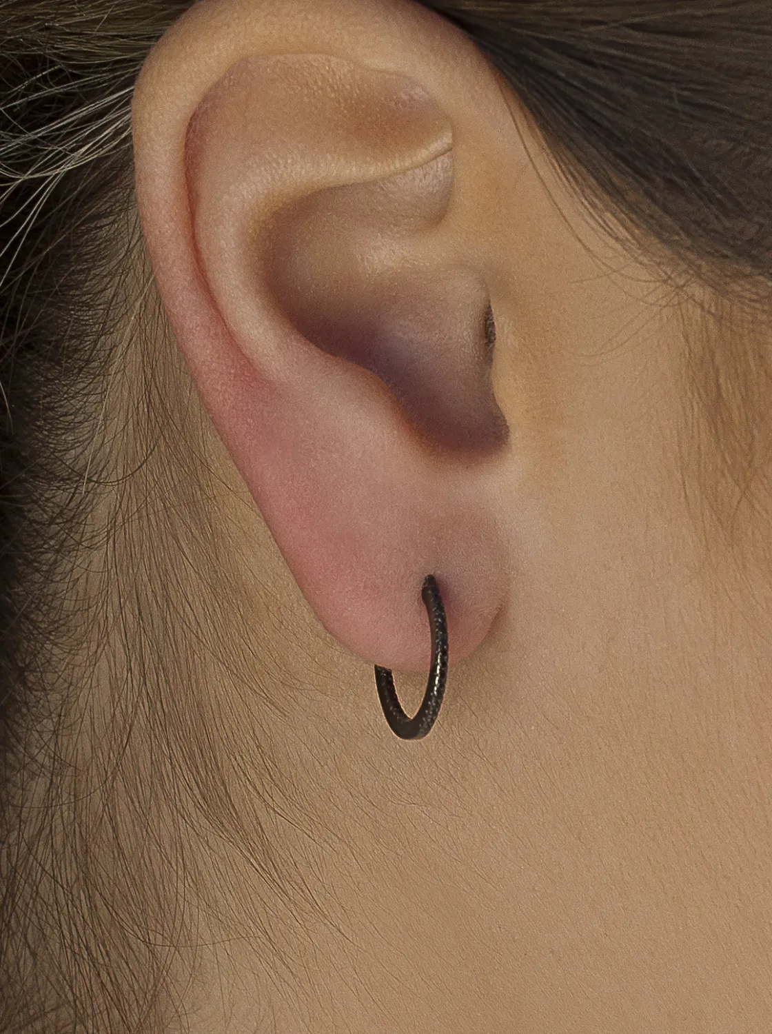 Pendientes Aro | LINEARGENT Pendientes aro baño rutenio con circonitas negras modelo pequeño