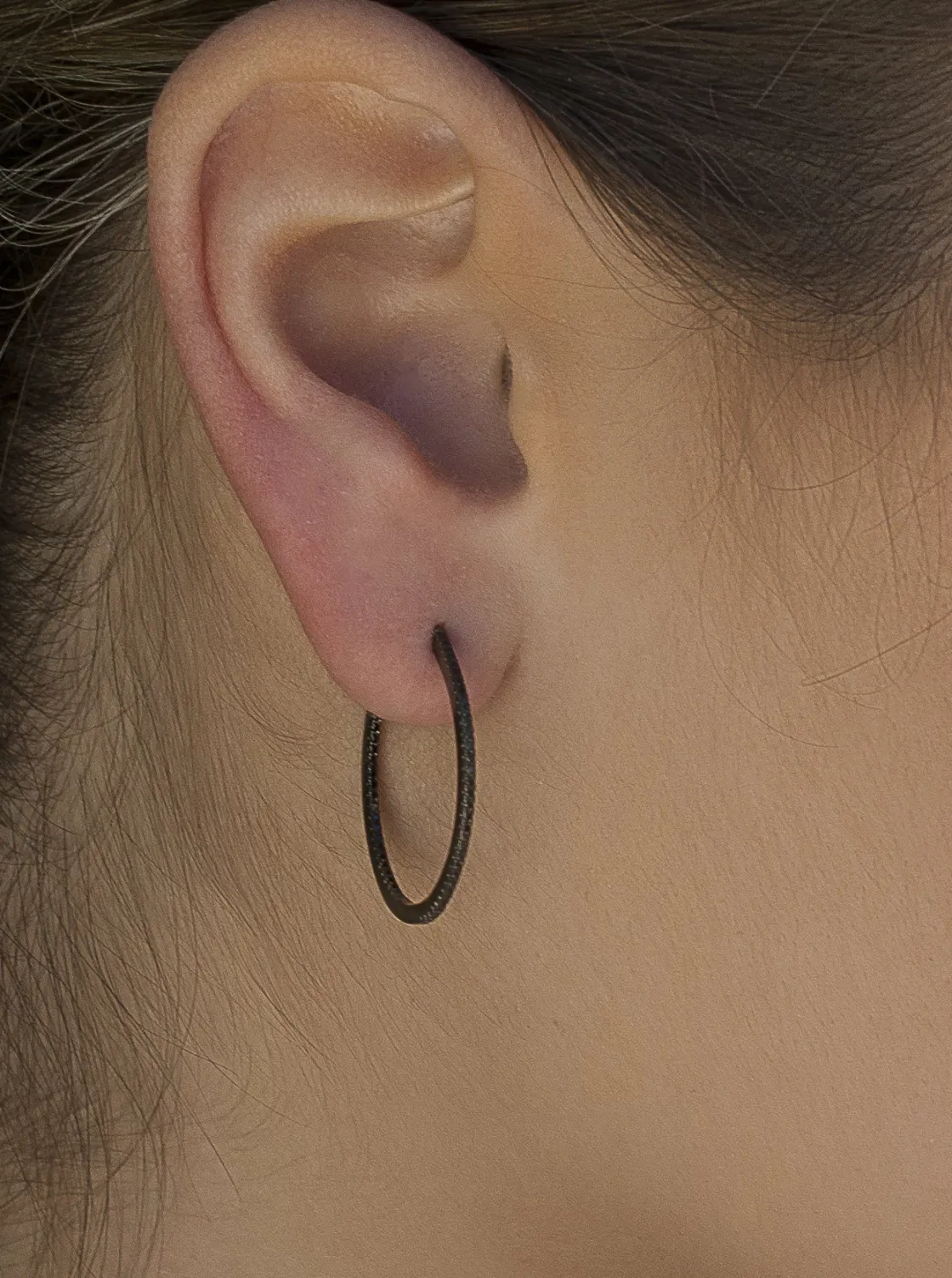 Pendientes Aro | LINEARGENT Pendientes aro con baño rutenio diseño circonitas negras modelo grande