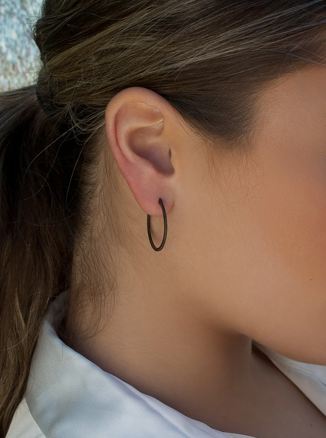 Pendientes Aro | LINEARGENT Pendientes aro con baño rutenio diseño circonitas negras modelo grande