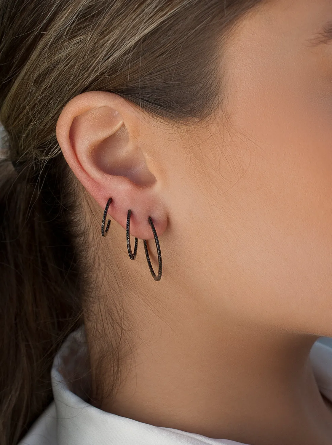 Pendientes Aro | LINEARGENT Pendientes aro con baño rutenio diseño circonitas negras modelo grande