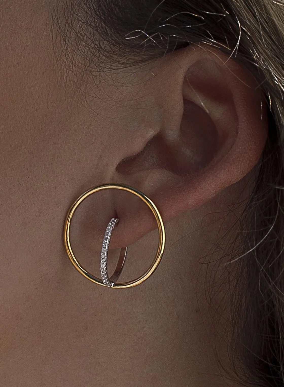 Pendientes Originales | Pendientes Bicolor | LINEARGENT Pendientes aro cruzado diseño bicolor con circonitas