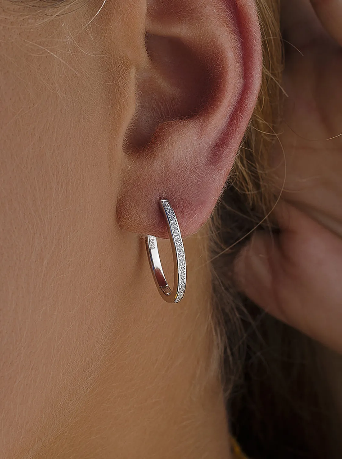 Pendientes Pequeños | Pendientes Aro | LINEARGENT Pendientes aro de plata diseño ovalado con circonitas
