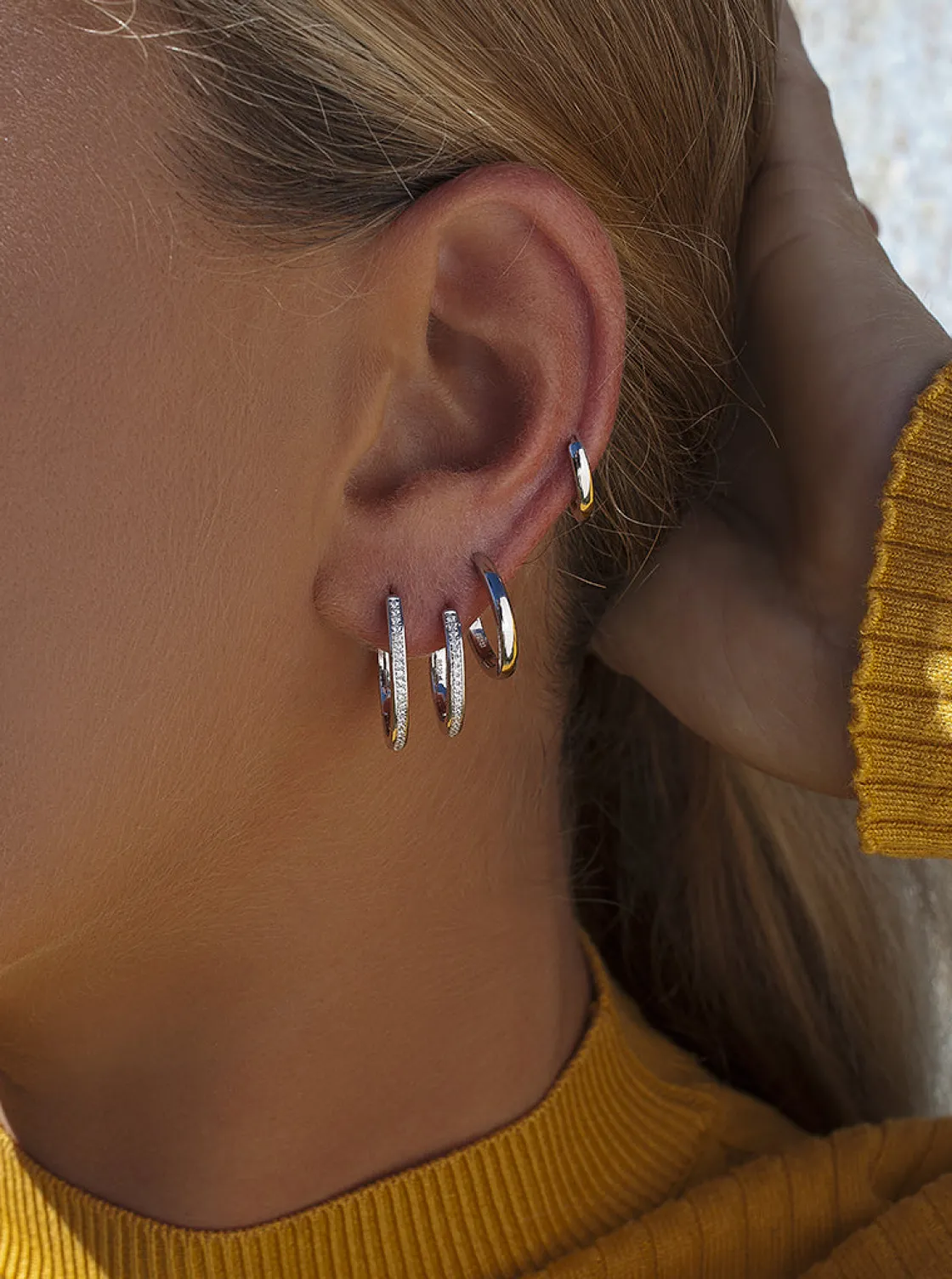 Pendientes Pequeños | Pendientes Aro | LINEARGENT Pendientes aro de plata diseño ovalado con circonitas
