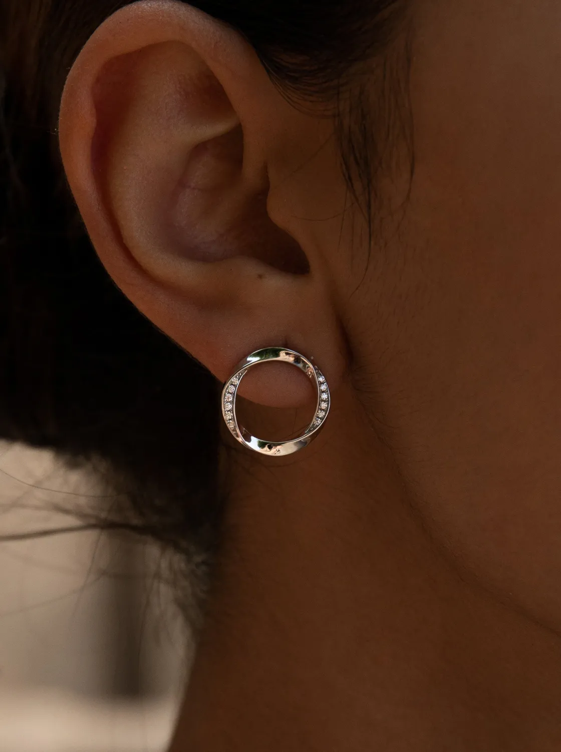 Pendientes Aro | LINEARGENT Pendientes aro diseño envolvente con circonitas