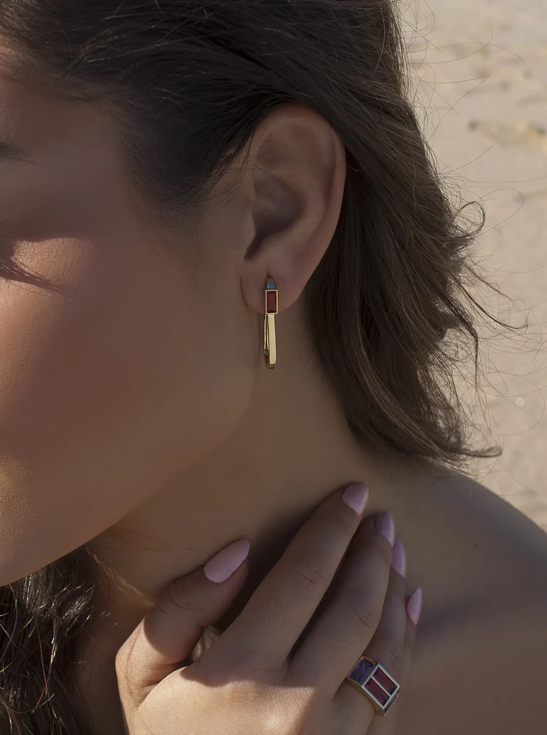 Pendientes De Piedras De Colores | LINEARGENT Pendientes aro diseño rectangular con gemas lavanda y fucsia