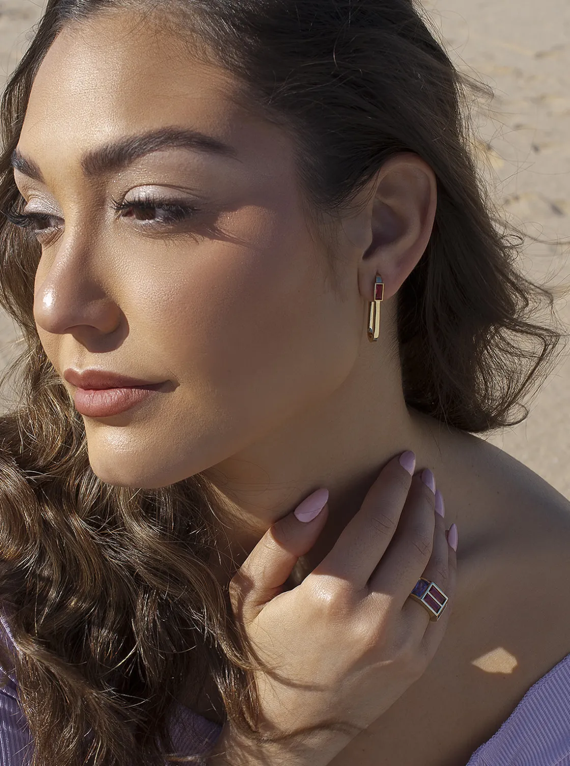 Pendientes De Piedras De Colores | LINEARGENT Pendientes aro diseño rectangular con gemas lavanda y fucsia