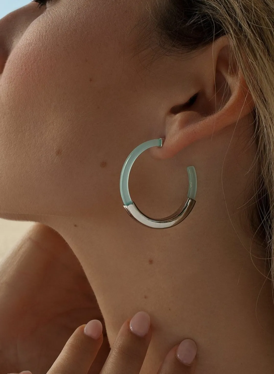 Pendientes Aro | LINEARGENT Pendientes aro diseño resina tono azul y banda de plata lisa central