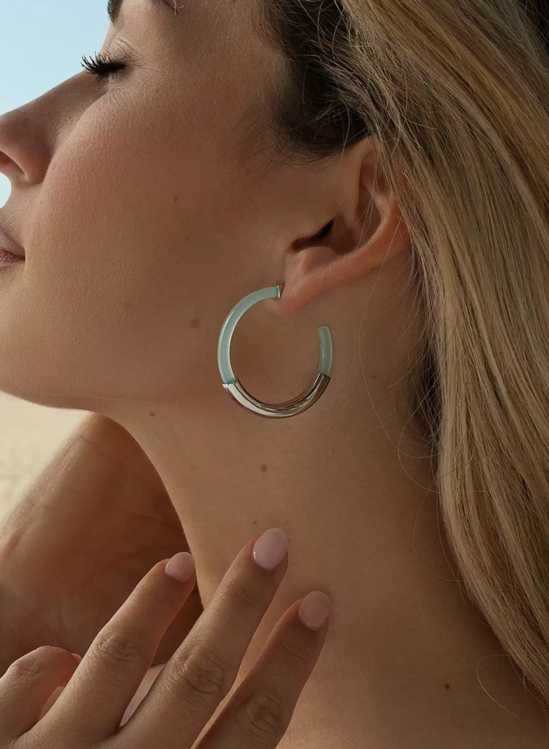 Pendientes Aro | LINEARGENT Pendientes aro diseño resina tono azul y banda de plata lisa central