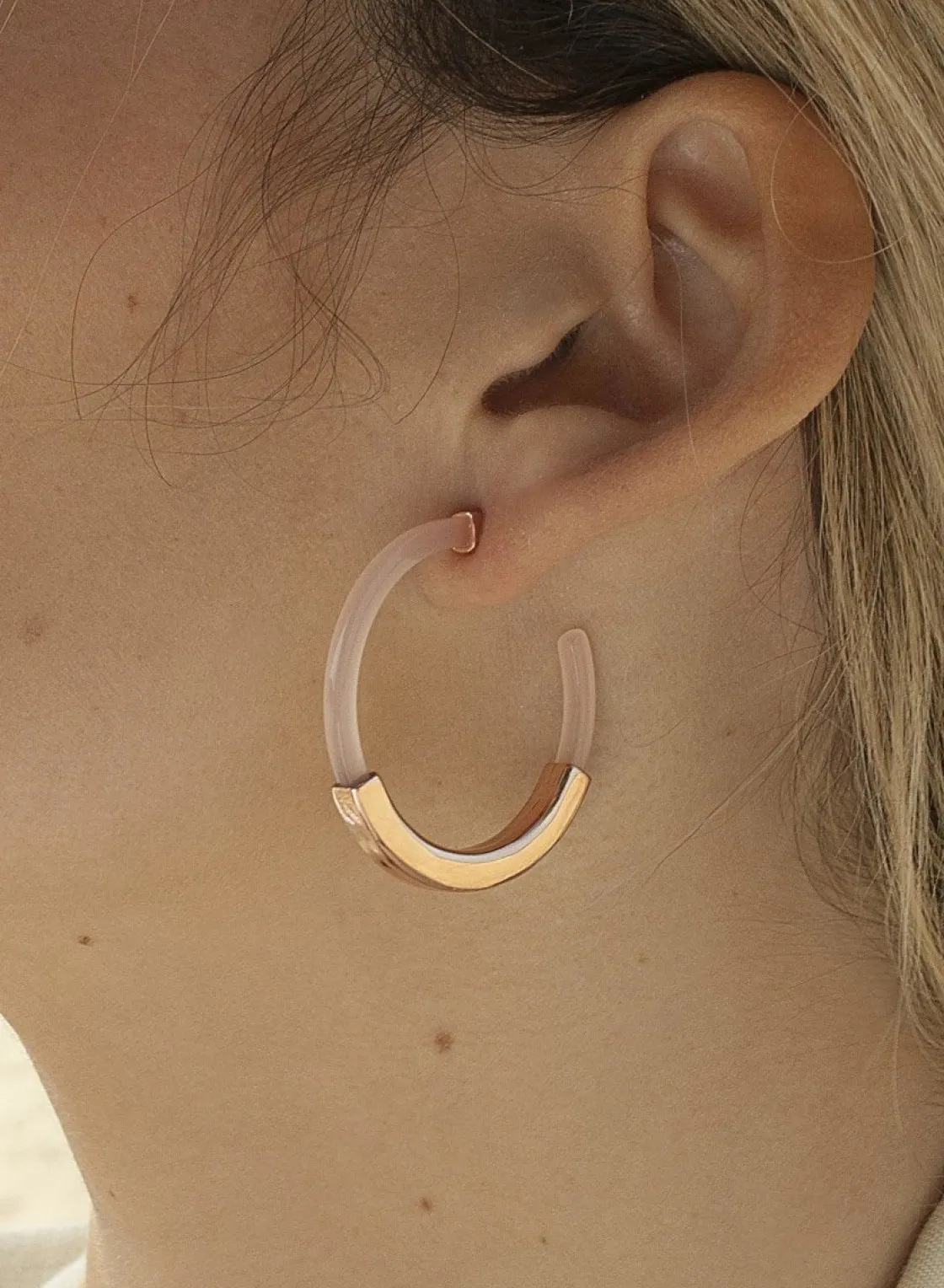 Pendientes Aro | LINEARGENT Pendientes aro diseño resina tono rosa y banda de plata lisa central