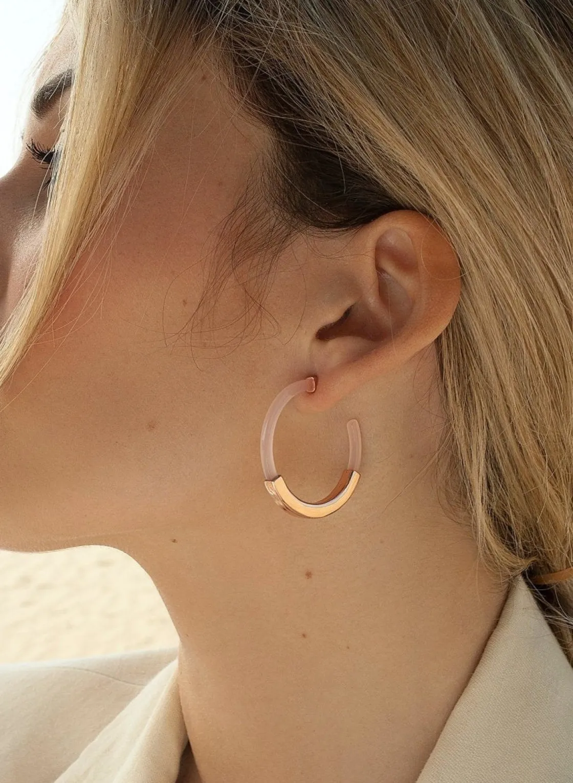 Pendientes Aro | LINEARGENT Pendientes aro diseño resina tono rosa y banda de plata lisa central