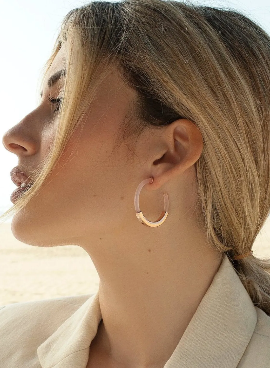 Pendientes Aro | LINEARGENT Pendientes aro diseño resina tono rosa y banda de plata lisa central