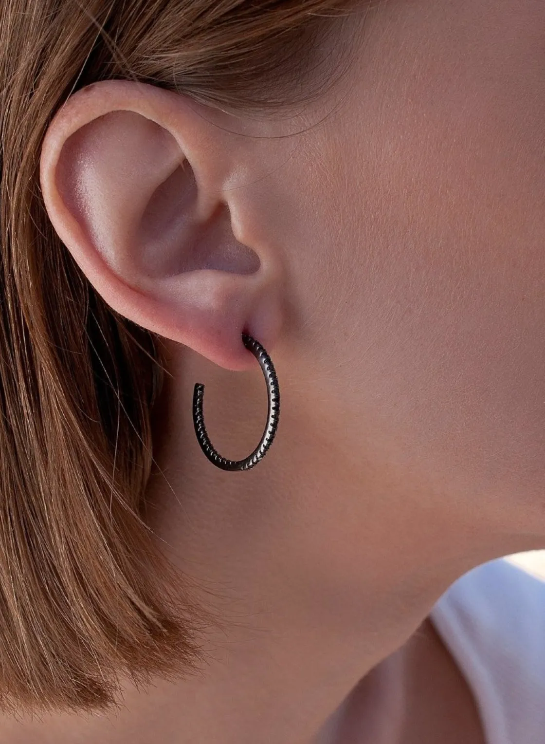 Pendientes Aro | LINEARGENT Pendientes aro medianos con doble raíl de circonitas negras y baño de rutenio