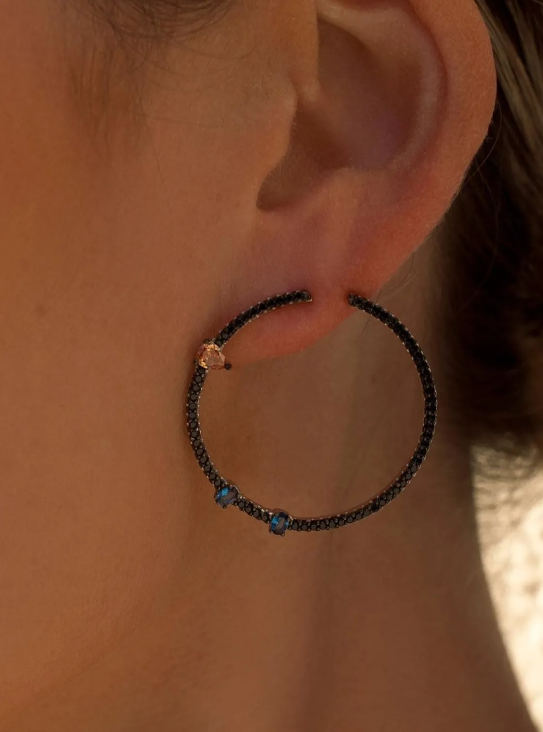 Pendientes Aro | LINEARGENT Pendientes aro originales con gemas disposición asimétrica bicolores