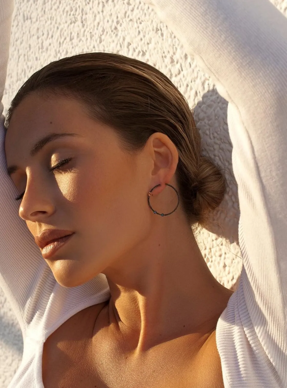 Pendientes Aro | LINEARGENT Pendientes aro originales con gemas disposición asimétrica bicolores
