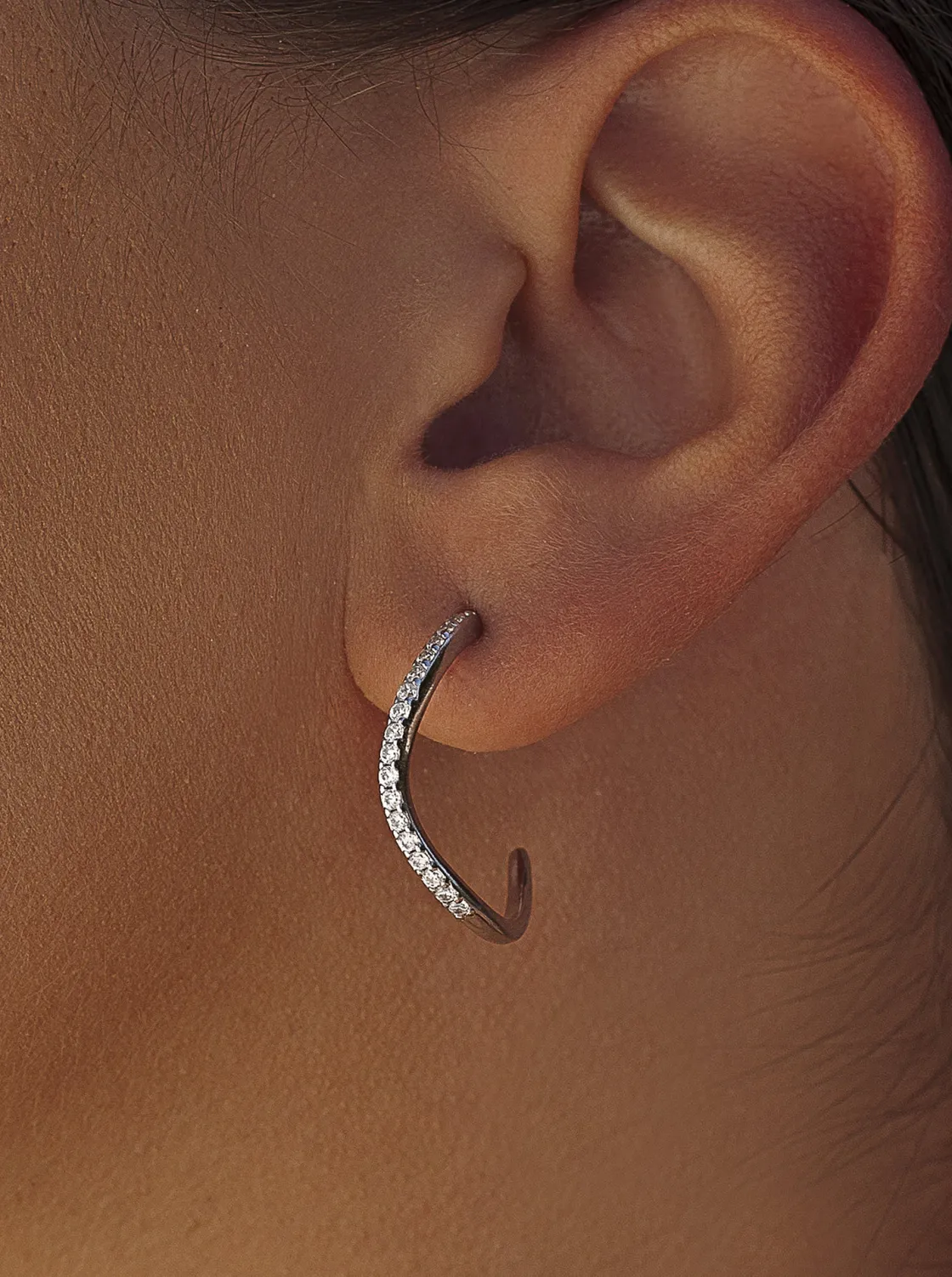 Pendientes Pequeños | Pendientes Aro | LINEARGENT Pendientes aro originales diseño curvilíneo con circonitas