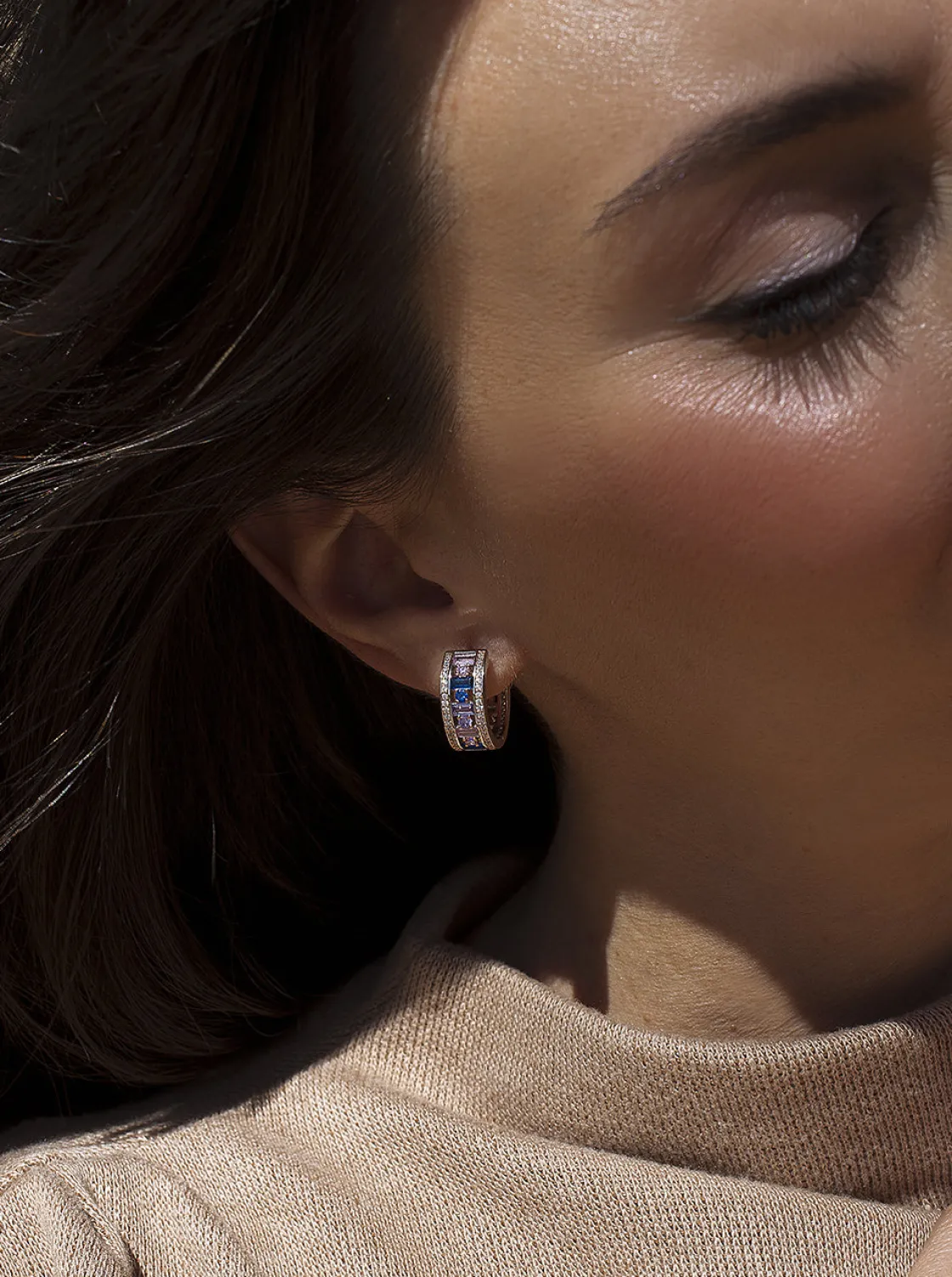 Pendientes De Piedras De Colores | Pendientes Aro | LINEARGENT Pendientes aro pequeños diseño carril de gemas multicolor