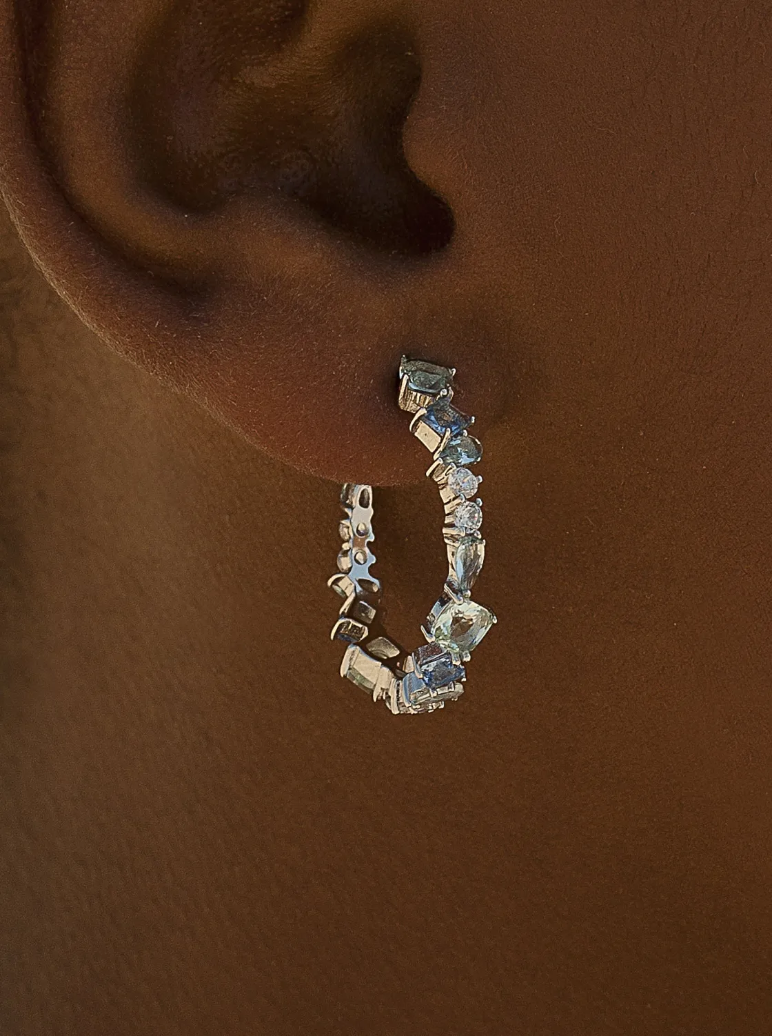 Pendientes De Piedras De Colores | Pendientes Aro | LINEARGENT Pendientes aro pequeños diseño de gemas en tonos agua
