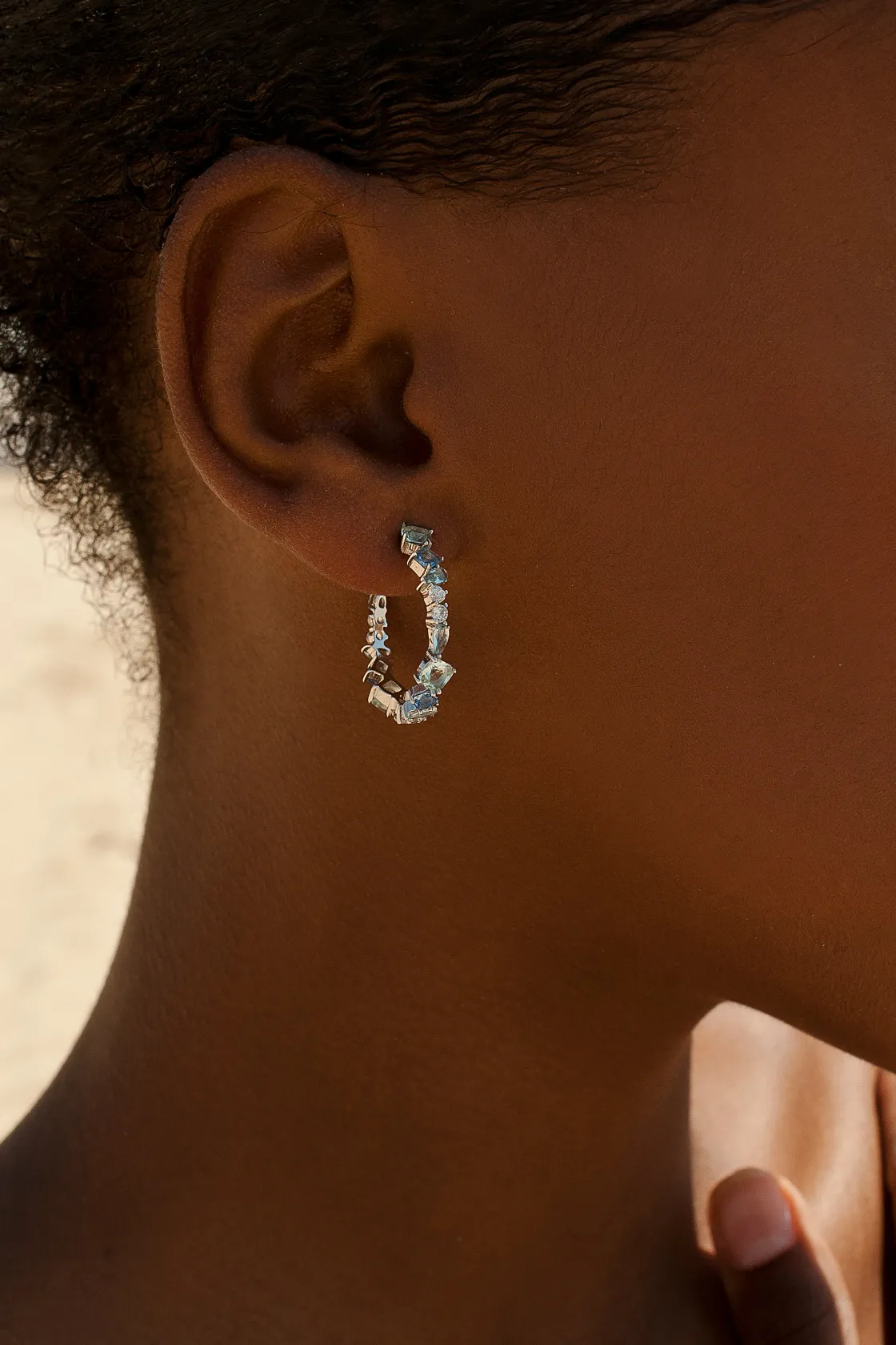 Pendientes De Piedras De Colores | Pendientes Aro | LINEARGENT Pendientes aro pequeños diseño de gemas en tonos agua