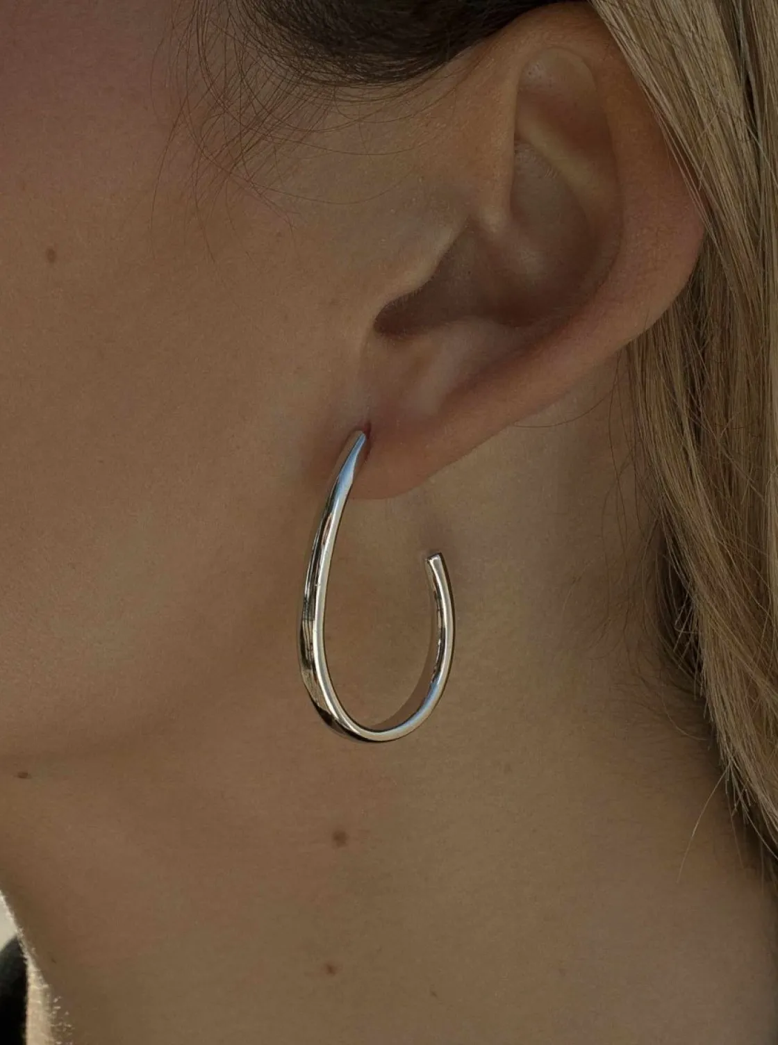 Pendientes Aro | LINEARGENT Pendientes aro semiabierto estilo pera y plata lisa tamaño mediano