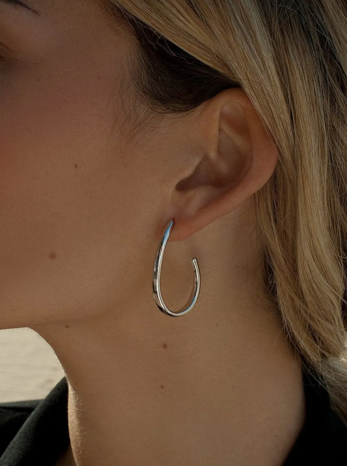 Pendientes Aro | LINEARGENT Pendientes aro semiabierto estilo pera y plata lisa tamaño mediano