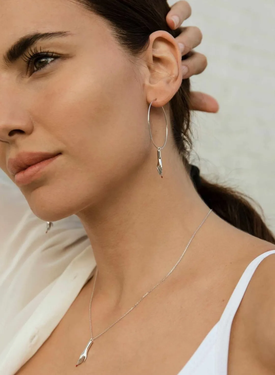 Pendientes Originales | Pendientes Con Colgantes | LINEARGENT Pendientes aros con colgantes motivo mano y pintalabios