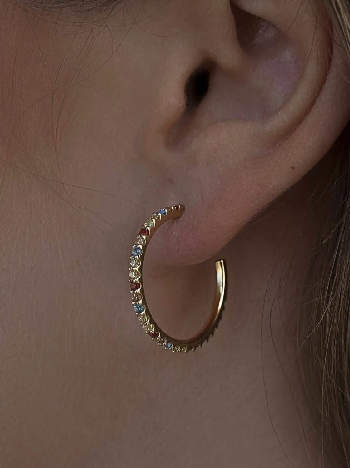 Pendientes Aro | LINEARGENT Pendientes aros con piedras multicolores bañados en oro tamaño mediano