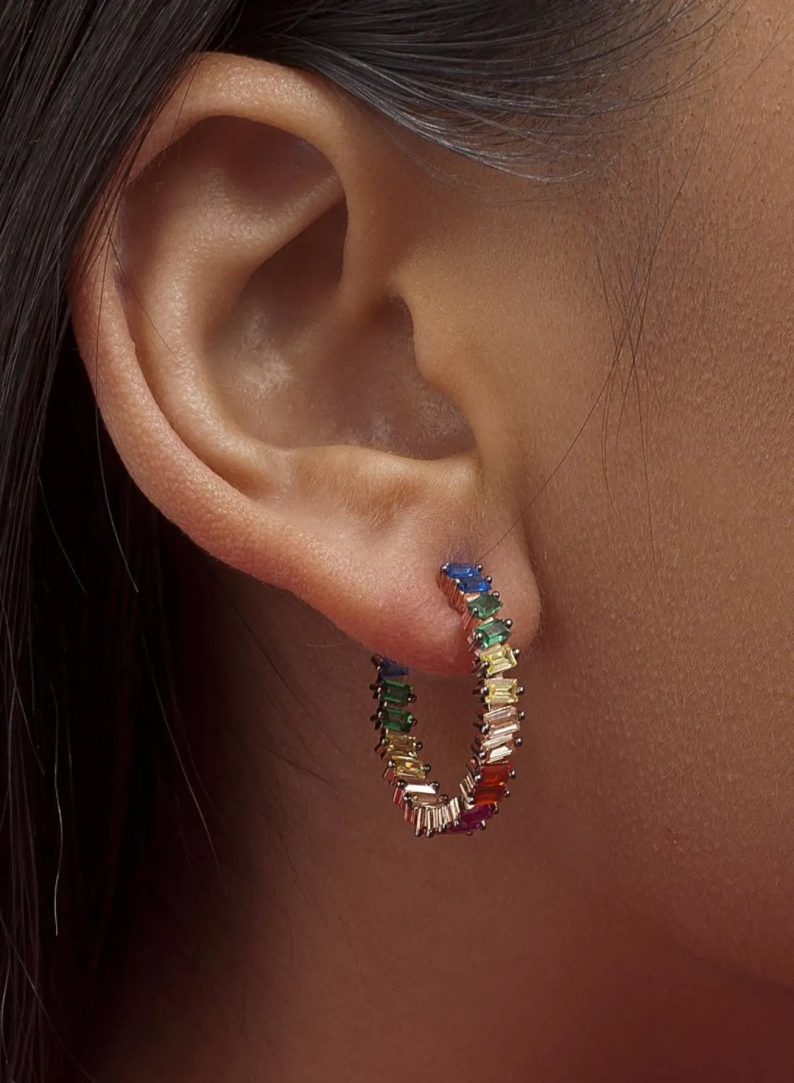 Pendientes Aro | LINEARGENT Pendientes aros con piedras multicolores dispuestas irregularmente bañados en oro