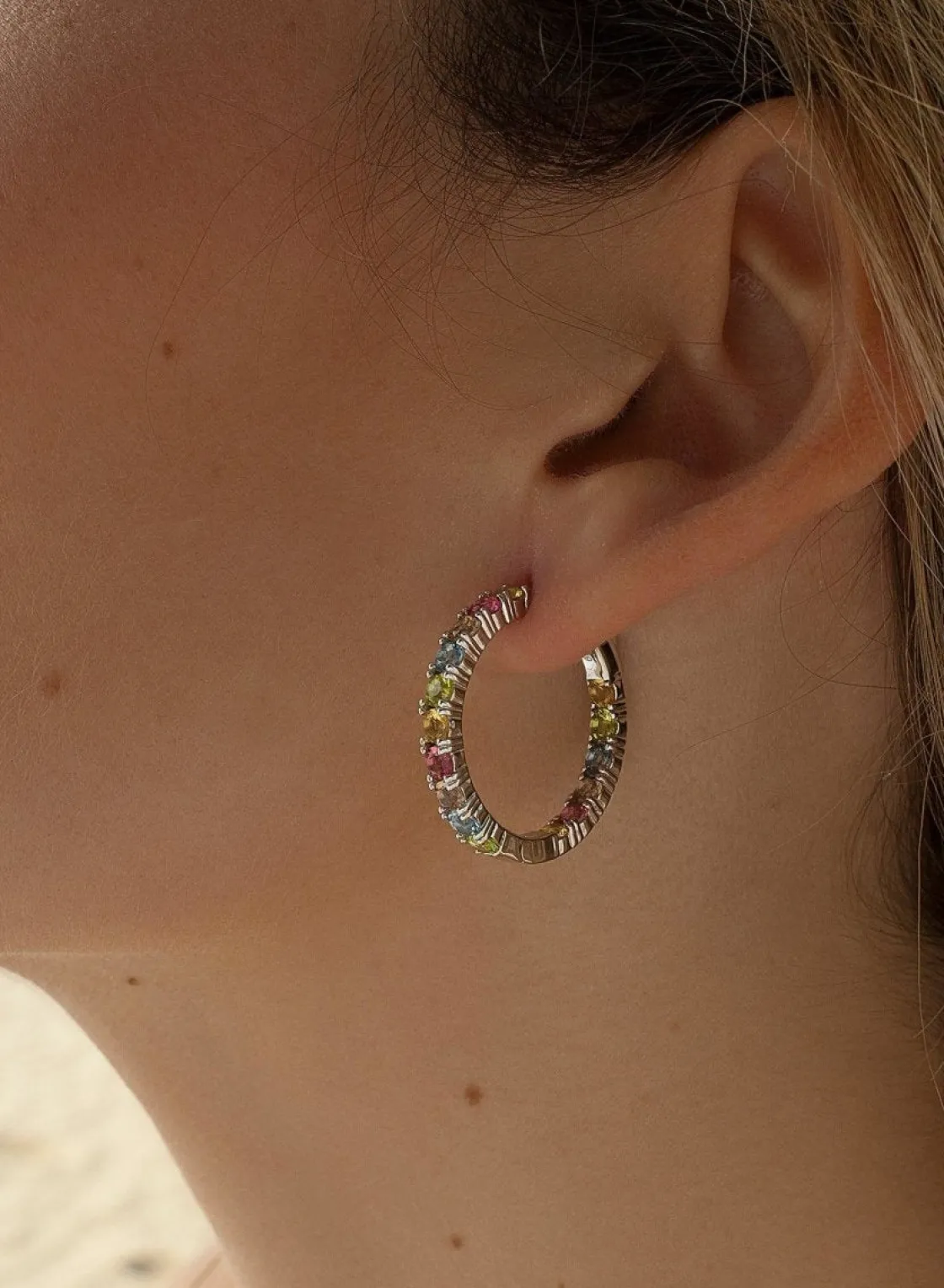 Pendientes Aro | LINEARGENT Pendientes aros con piedras multicolores dispuestas linealmente