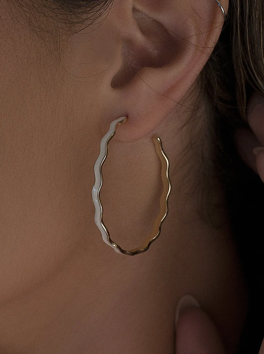 Pendientes Aro | LINEARGENT Pendientes aros grandes diseño ondulado con esmalte blanco
