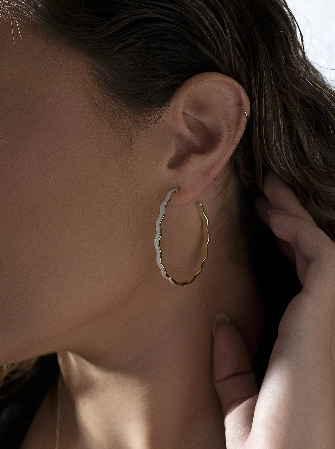 Pendientes Aro | LINEARGENT Pendientes aros grandes diseño ondulado con esmalte blanco