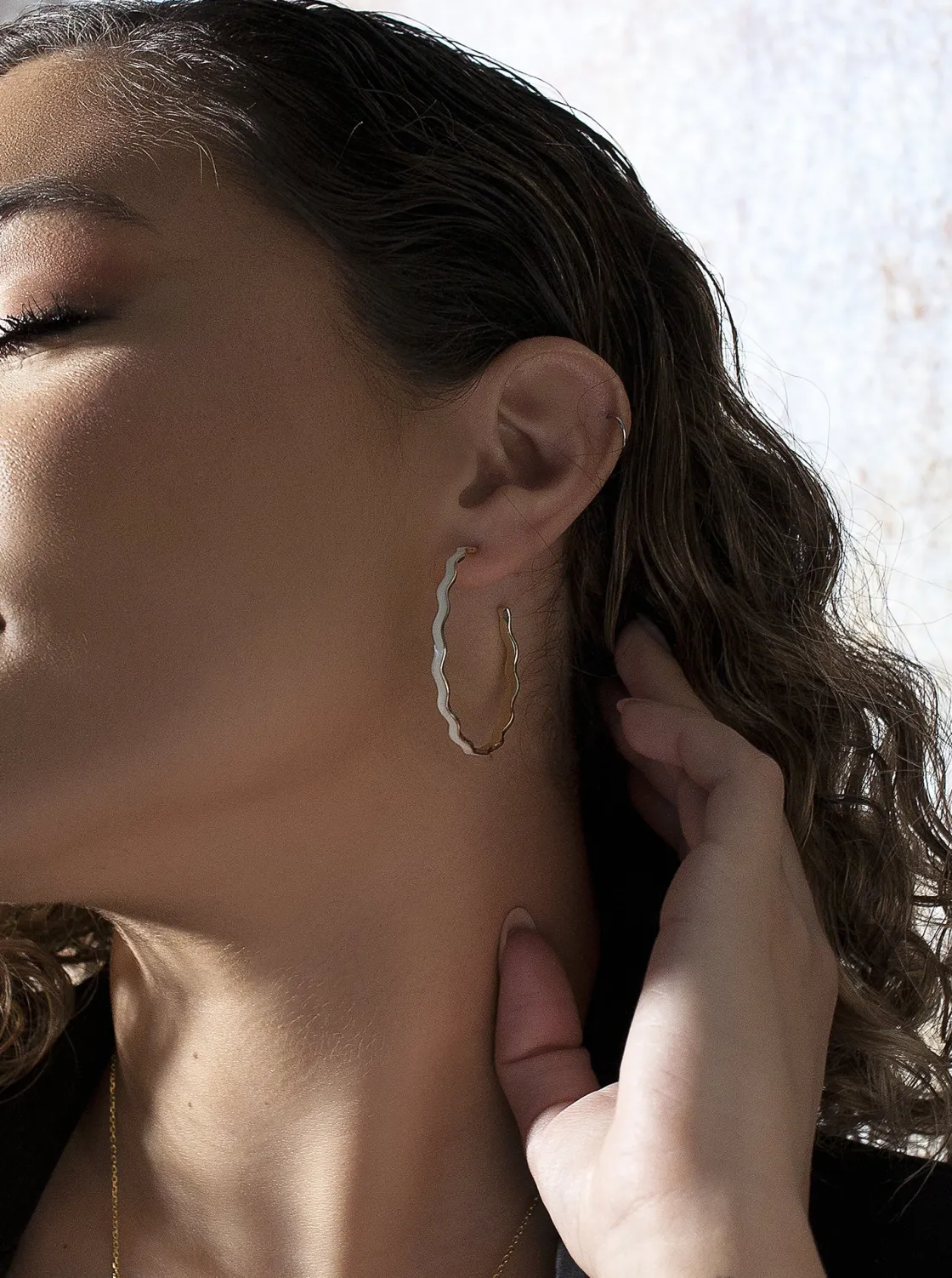 Pendientes Aro | LINEARGENT Pendientes aros grandes diseño ondulado con esmalte blanco