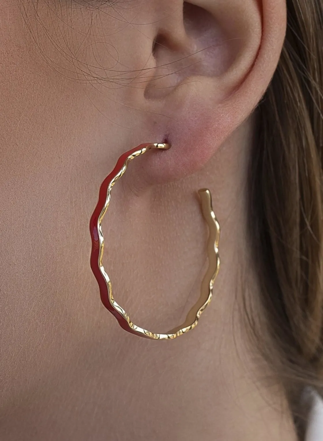 Pendientes Aro | LINEARGENT Pendientes aros grandes diseño ondulado con esmalte rojo