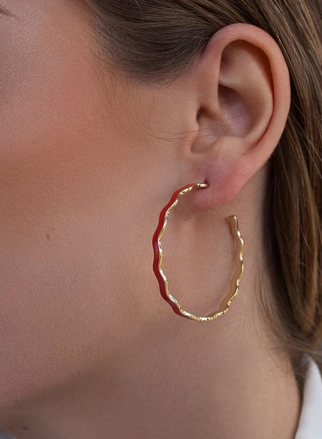 Pendientes Aro | LINEARGENT Pendientes aros grandes diseño ondulado con esmalte rojo