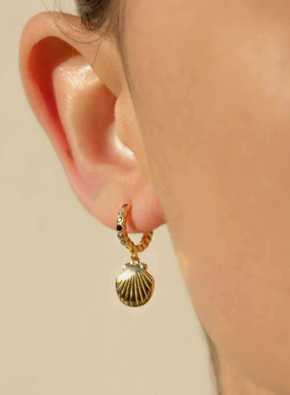 Pendientes Con Colgantes | Pendientes Aro | LINEARGENT Pendientes aros pequeños con colgante de mini concha