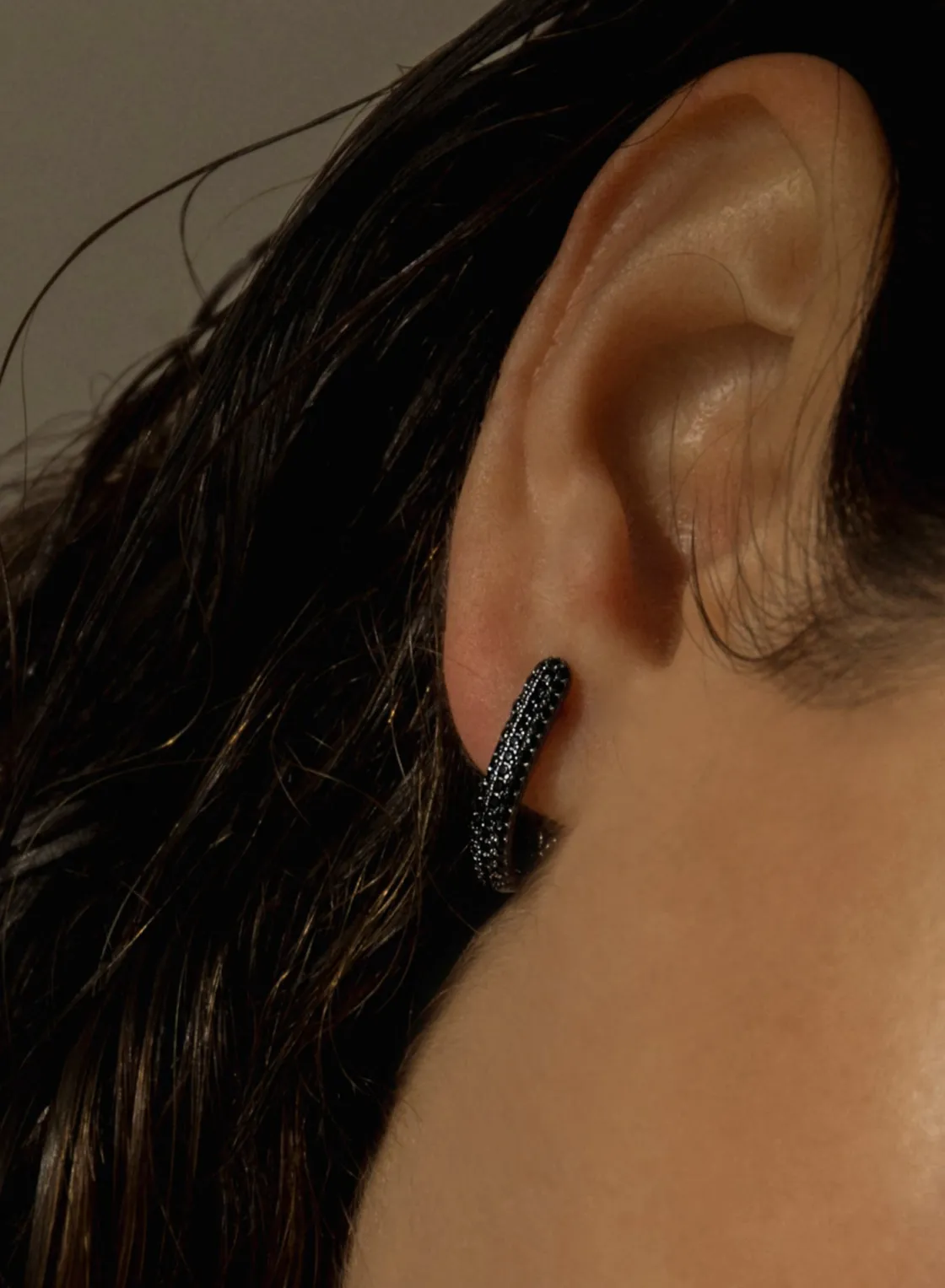 Pendientes Aro | LINEARGENT Pendientes aros pequeños con engaste de circonitas en forma de lágrima y baño de rutenio