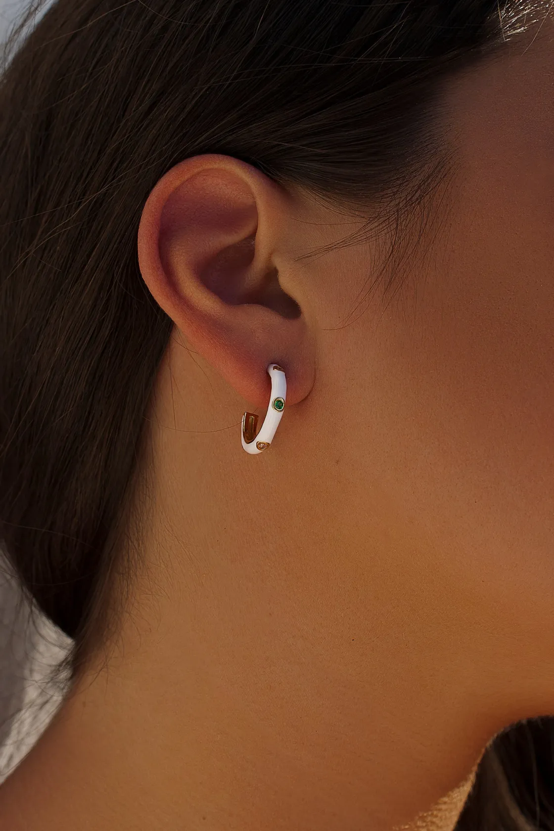 Pendientes Aro | LINEARGENT Pendientes aros pequeños de esmalte blanco con circonitas