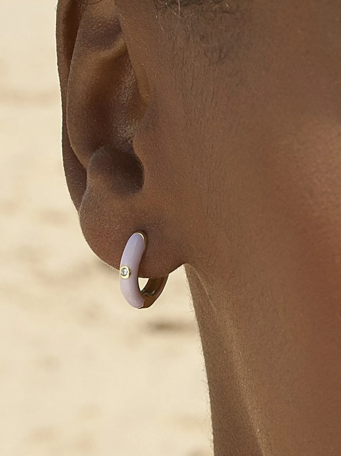 Pendientes Pequeños | Pendientes Aro | LINEARGENT Pendientes aros pequeños diseño esmalte lila y circonita central