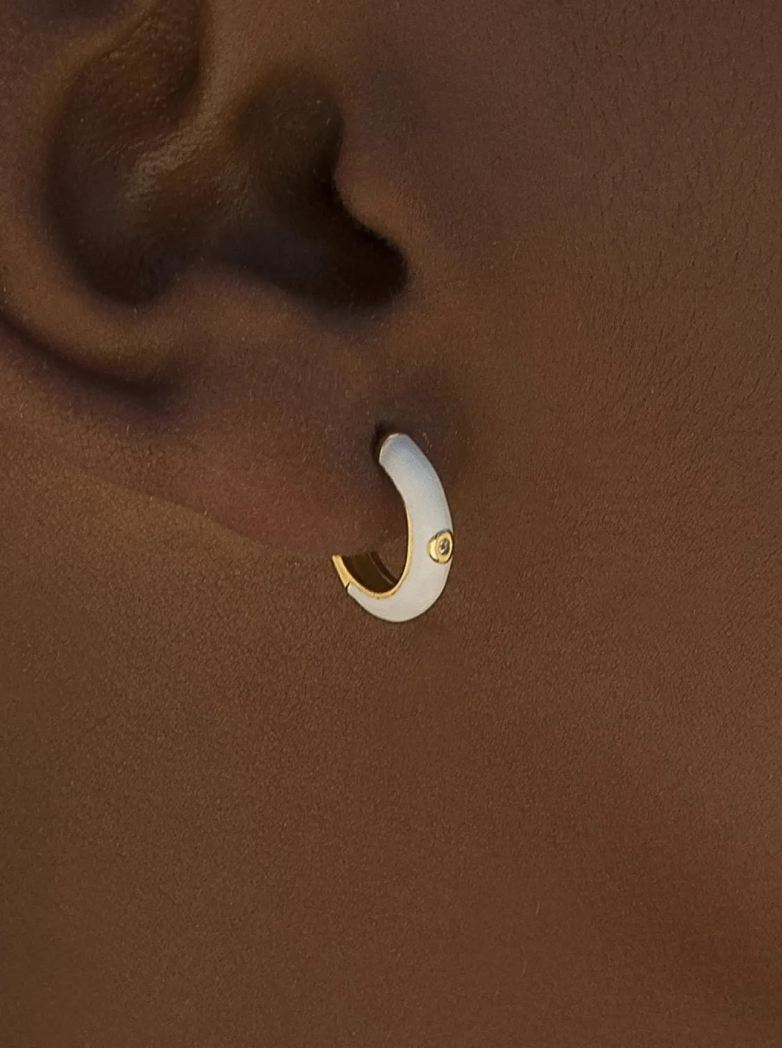 Pendientes Pequeños | Pendientes Aro | LINEARGENT Pendientes aros pequeños diseño esmalte tono blanco y circonita central
