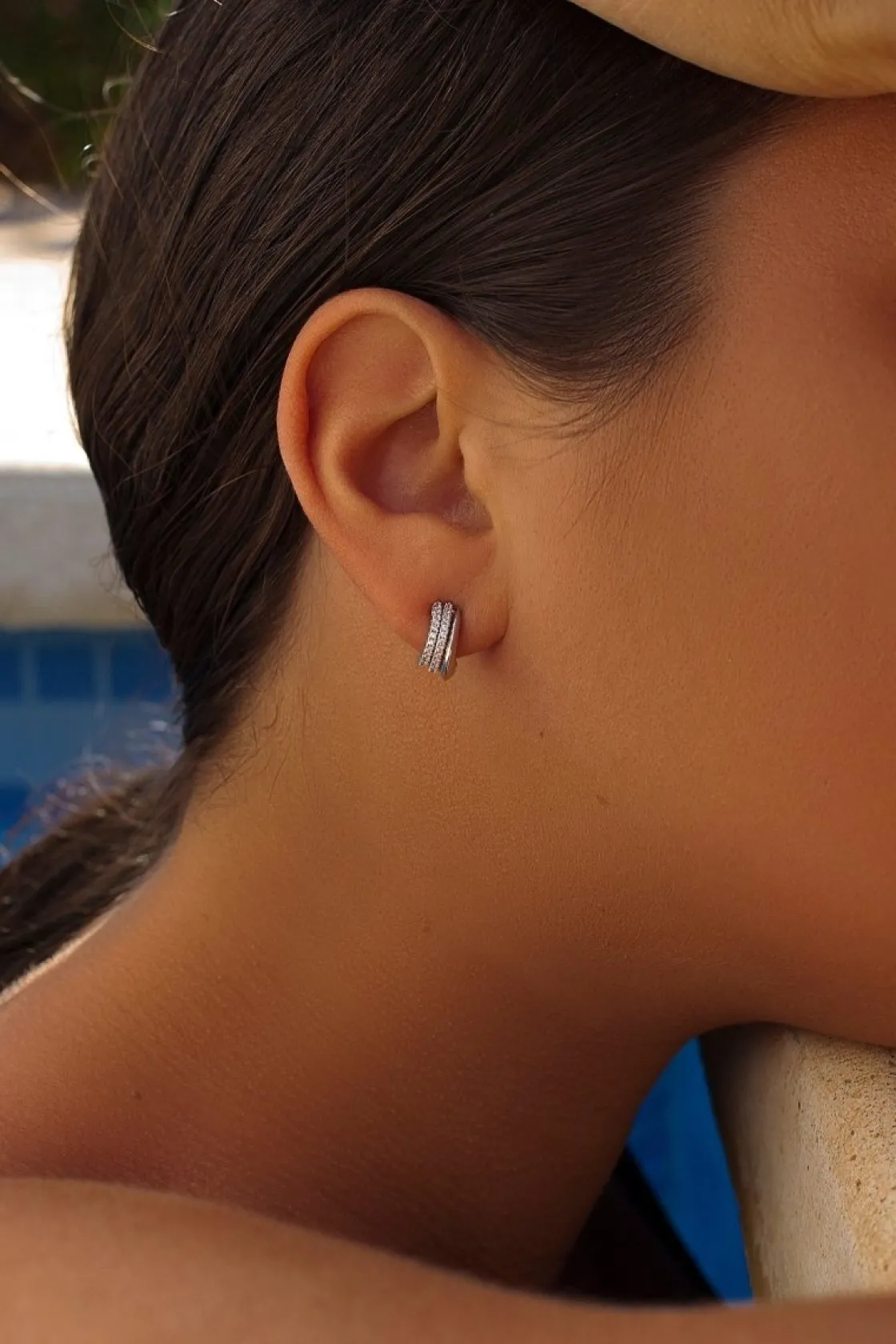 Pendientes Aro | LINEARGENT Pendientes aros pequeños diseño ondulado con circonitas engastadas