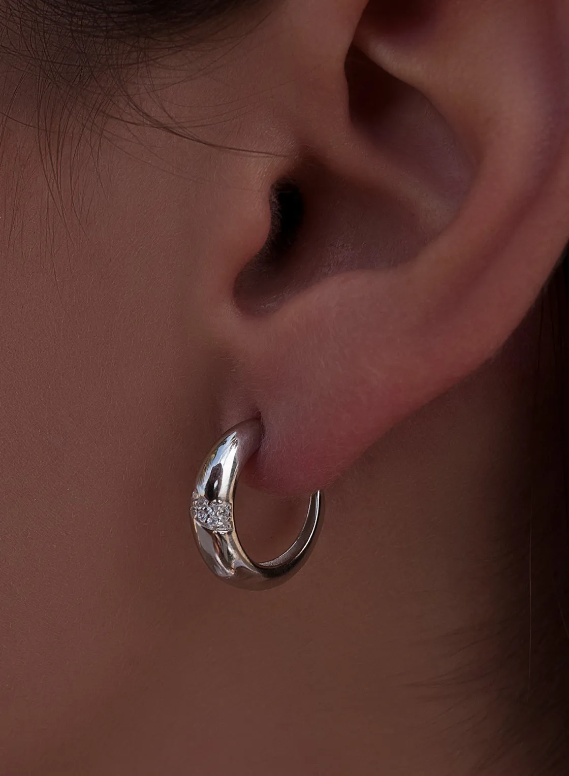Pendientes Aro | LINEARGENT Pendientes aros pequeños diseño semiabierto con banda diagonal de circonita
