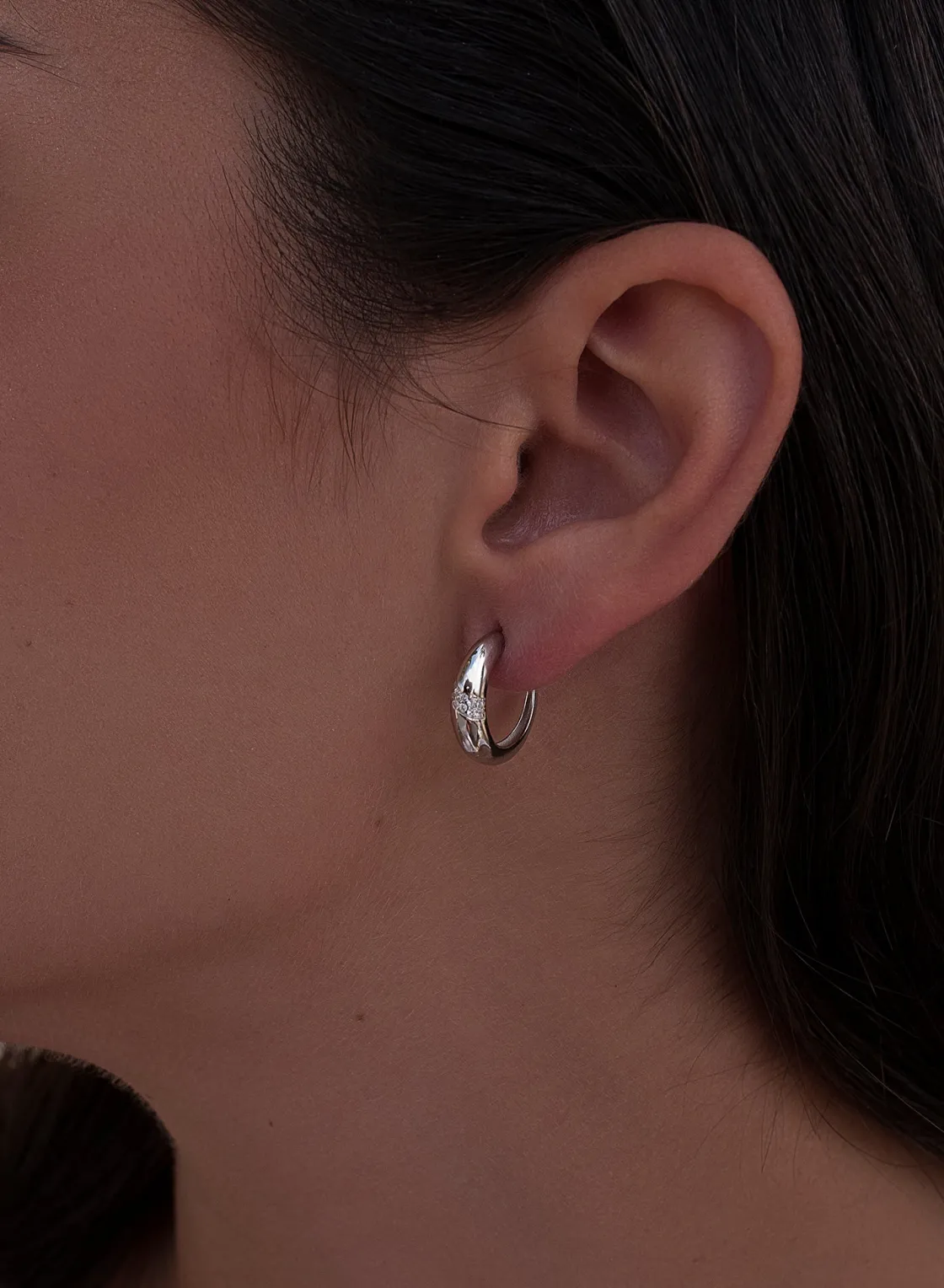 Pendientes Aro | LINEARGENT Pendientes aros pequeños diseño semiabierto con banda diagonal de circonita