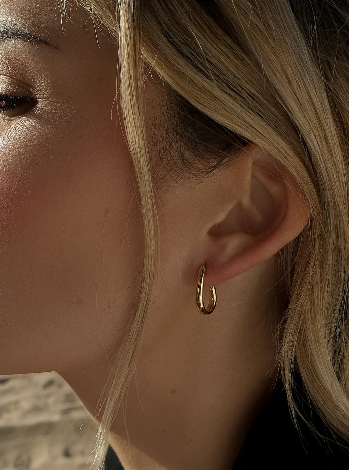 Pendientes Aro | LINEARGENT Pendientes aros pequeños diseño semiabierto y plata lisa bañada en oro