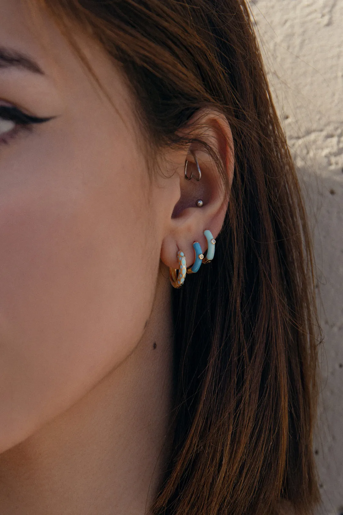 Pendientes Pequeños | Pendientes Aro | LINEARGENT Pendientes aros pequeños esmalte azul claro y circonita central