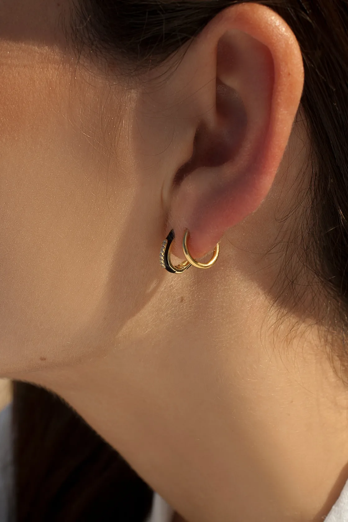 Pendientes Pequeños | Pendientes Aro | LINEARGENT Pendientes aros pequeños esmalte negro y línea de circonitas centrales