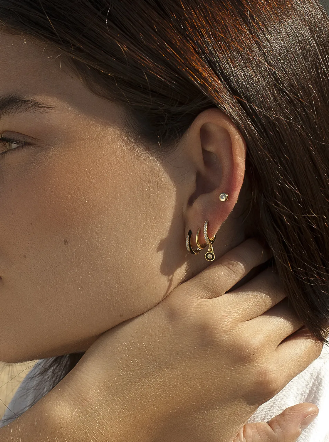 Pendientes Pequeños | Pendientes Aro | LINEARGENT Pendientes aros pequeños esmalte negro y línea de circonitas centrales